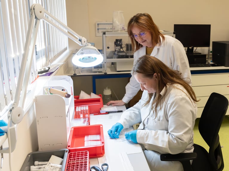 Mise sous pli, emballage, étiquetage… et si notre équipe prenait en charge toute votre ligne de conditionnement ?